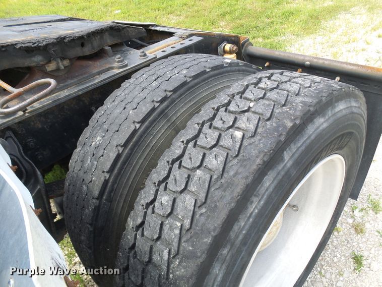 image for item DG1976 1993 International 9600  semi truck