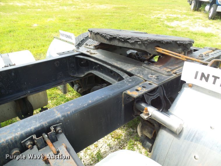 image for item DG1976 1993 International 9600  semi truck