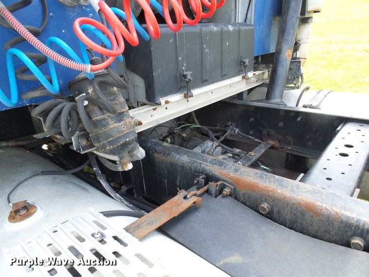 image for item DG1976 1993 International 9600  semi truck