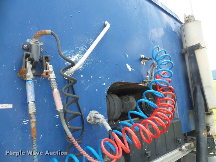 image for item DG1976 1993 International 9600  semi truck