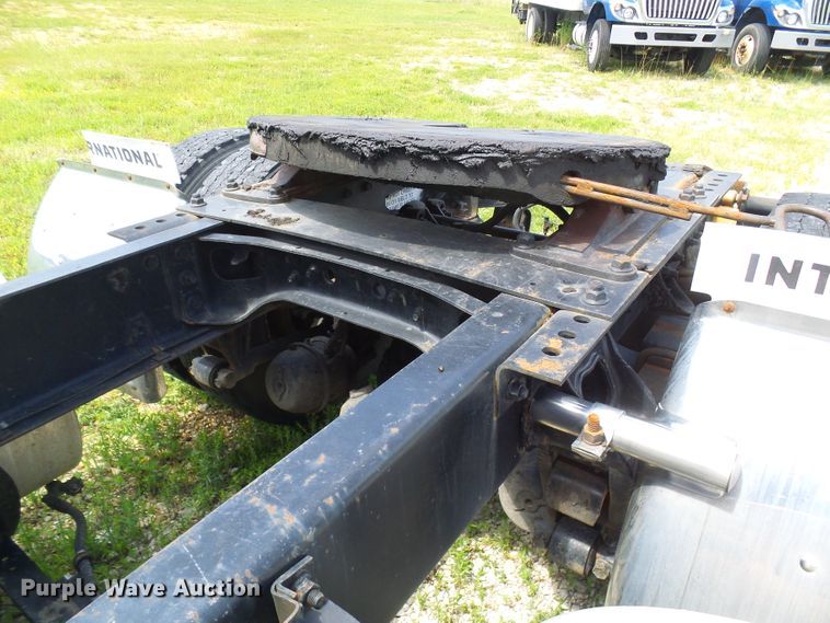 image for item DG1976 1993 International 9600  semi truck