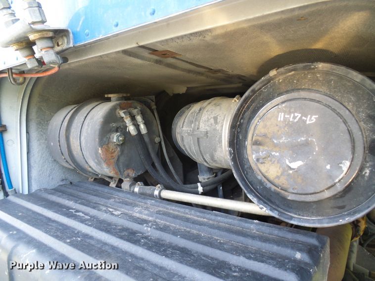 image for item DG1976 1993 International 9600  semi truck