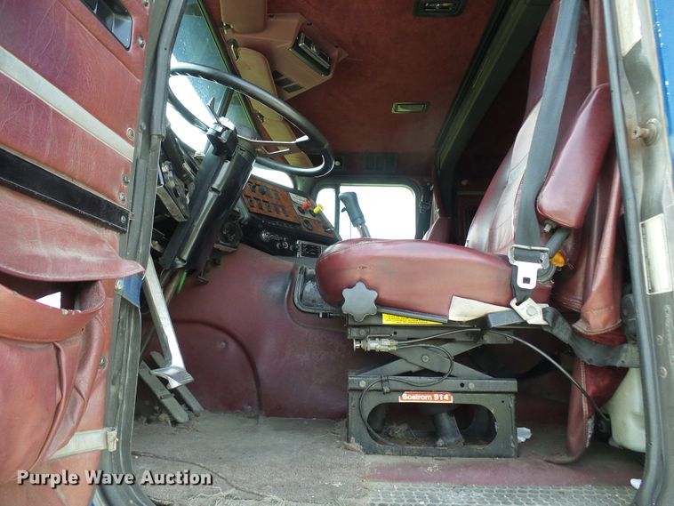 image for item DG1976 1993 International 9600  semi truck