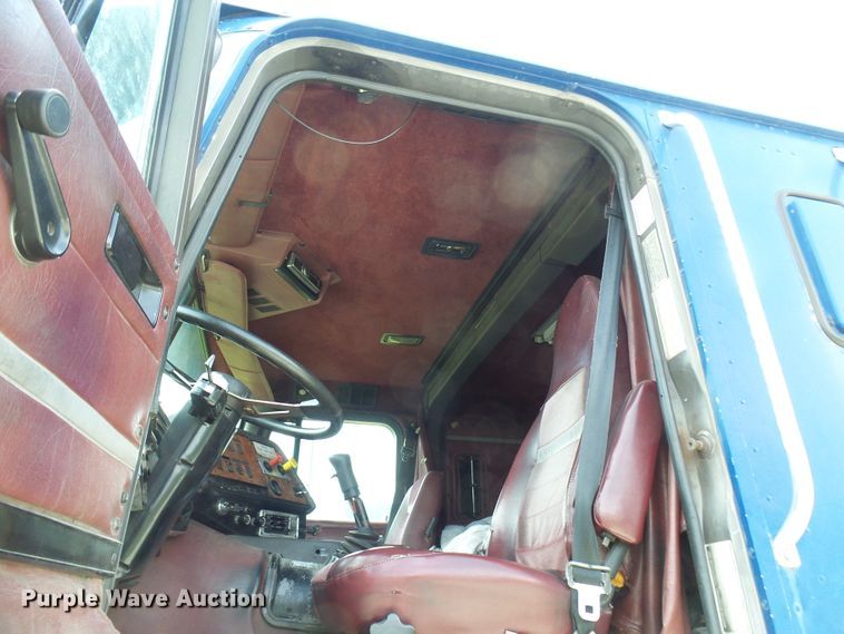 image for item DG1976 1993 International 9600  semi truck