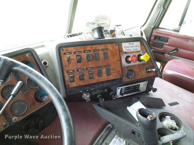 image for item DG1976 1993 International 9600  semi truck