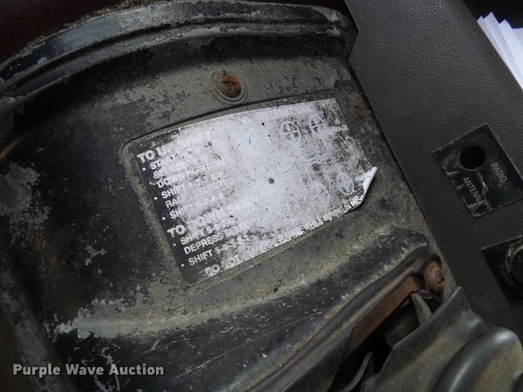 image for item DG1976 1993 International 9600  semi truck