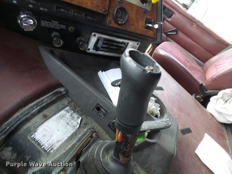 image for item DG1976 1993 International 9600  semi truck