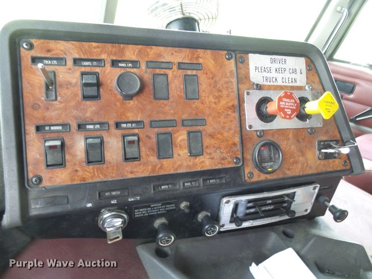 image for item DG1976 1993 International 9600  semi truck