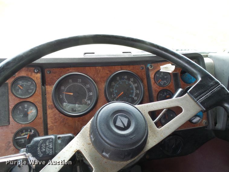 image for item DG1976 1993 International 9600  semi truck