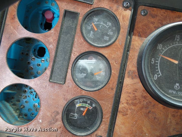 image for item DG1976 1993 International 9600  semi truck