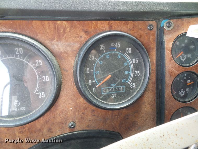 image for item DG1976 1993 International 9600  semi truck