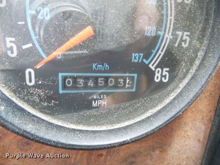 image for item DG1976 1993 International 9600  semi truck