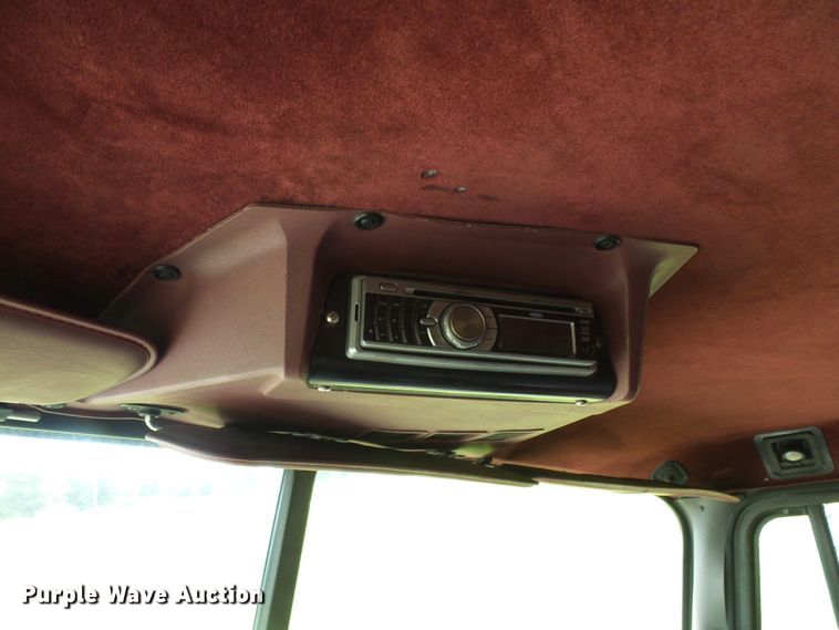 image for item DG1976 1993 International 9600  semi truck