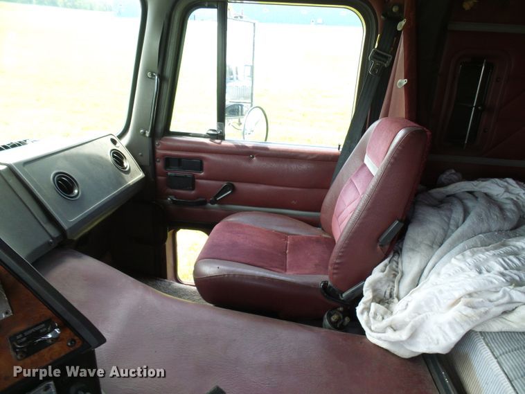 image for item DG1976 1993 International 9600  semi truck