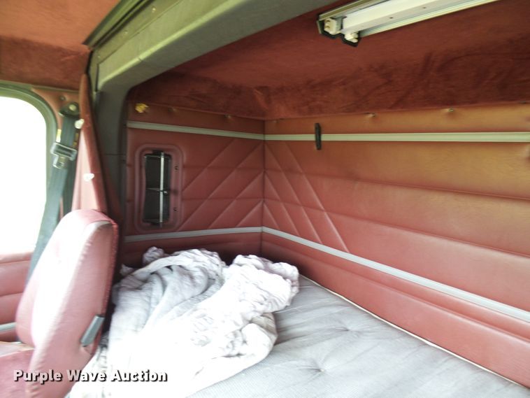 image for item DG1976 1993 International 9600  semi truck