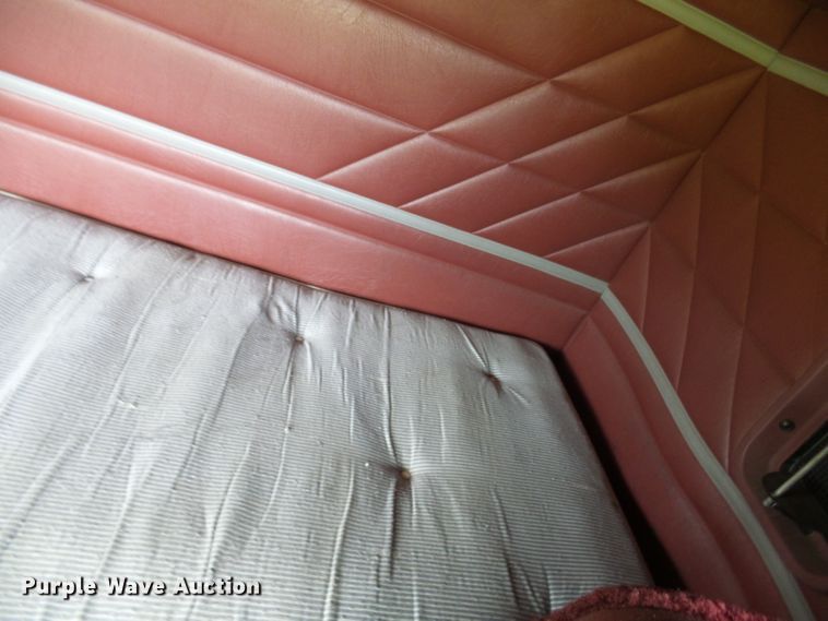 image for item DG1976 1993 International 9600  semi truck