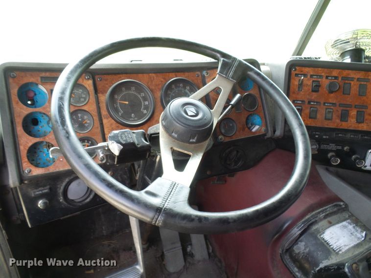 image for item DG1976 1993 International 9600  semi truck