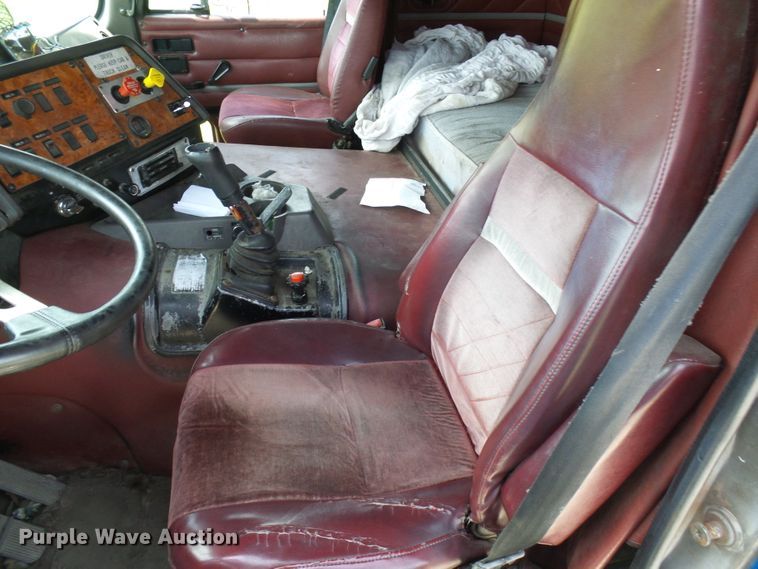 image for item DG1976 1993 International 9600  semi truck