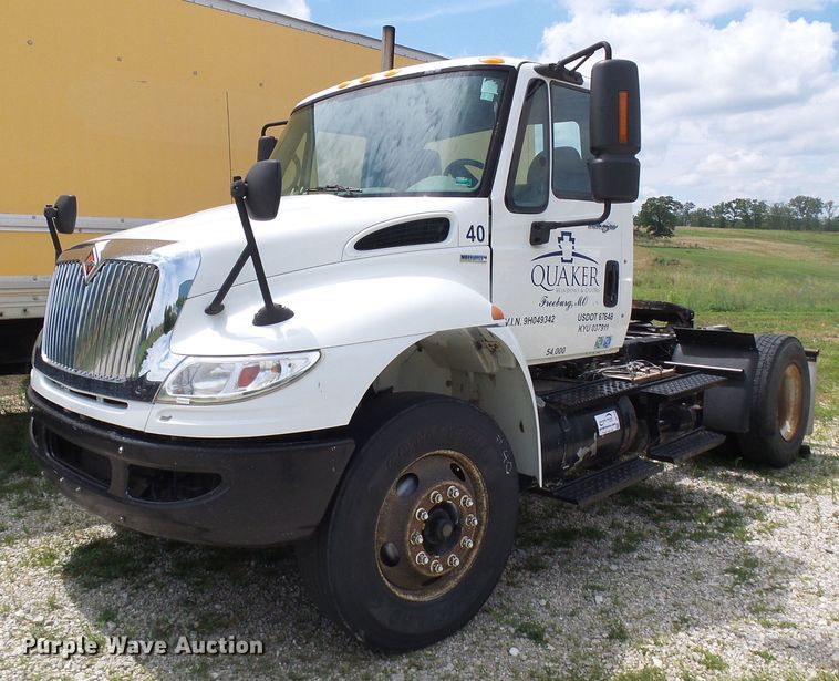 image for item DG1978 2009 International DuraStar 4400  semi truck