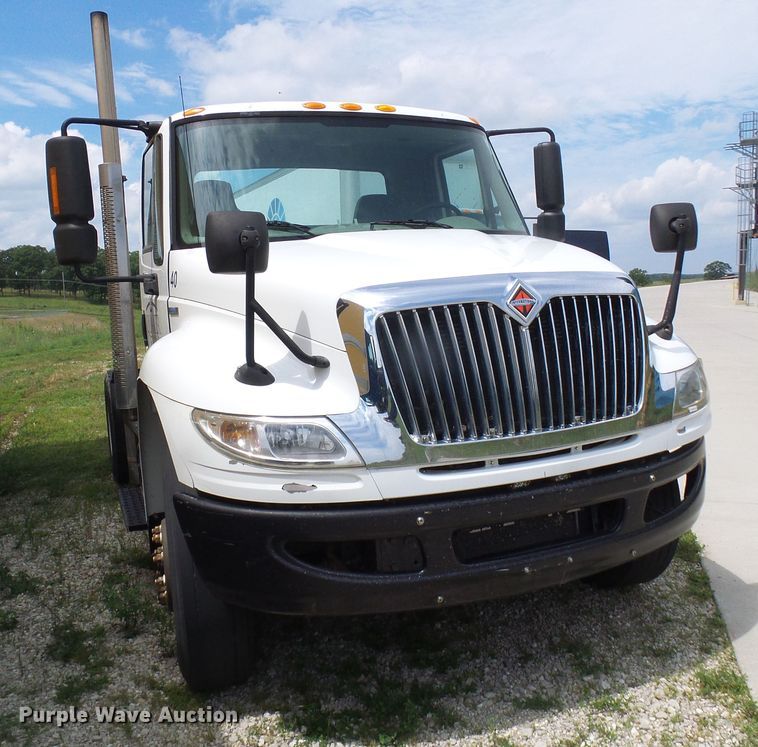 image for item DG1978 2009 International DuraStar 4400  semi truck