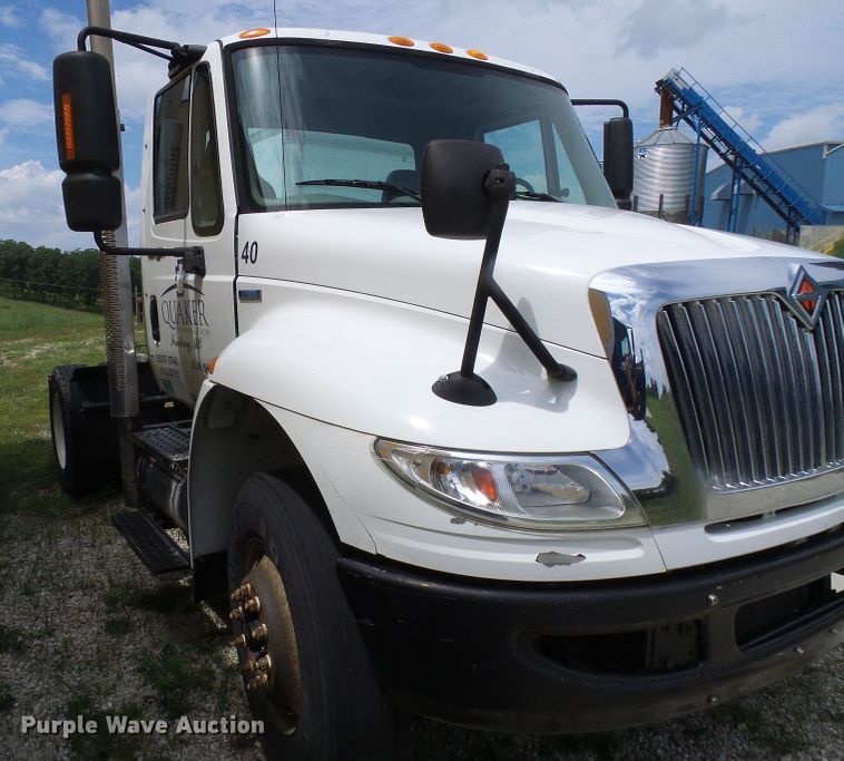 image for item DG1978 2009 International DuraStar 4400  semi truck