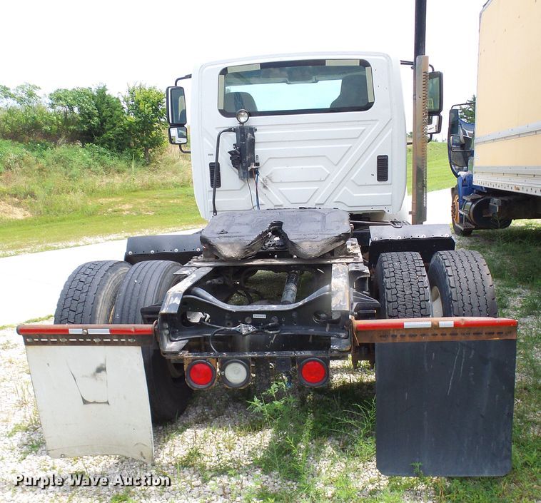 image for item DG1978 2009 International DuraStar 4400  semi truck