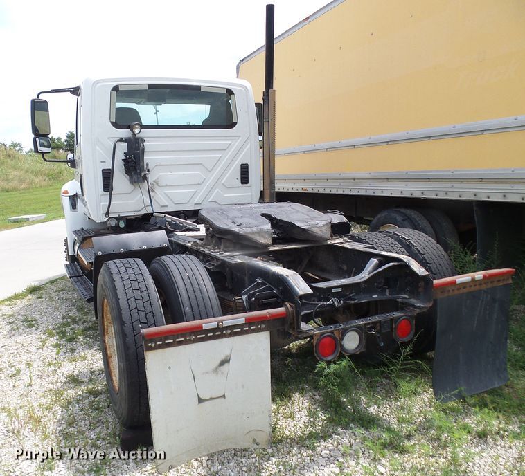 image for item DG1978 2009 International DuraStar 4400  semi truck