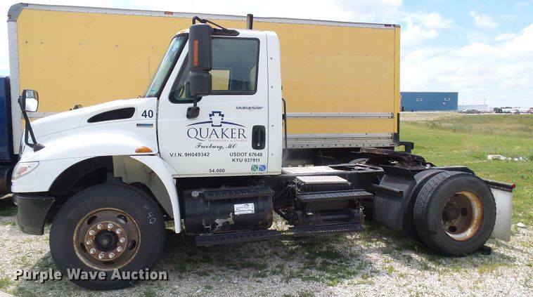 image for item DG1978 2009 International DuraStar 4400  semi truck