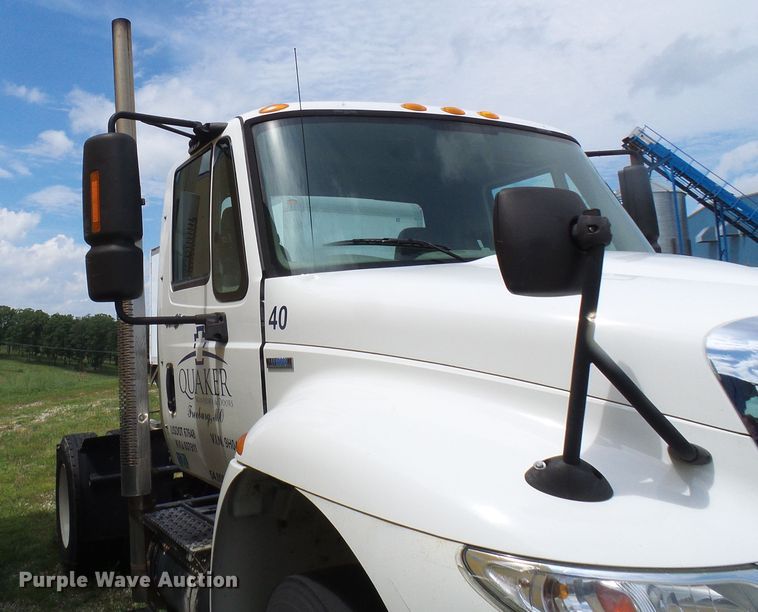 image for item DG1978 2009 International DuraStar 4400  semi truck