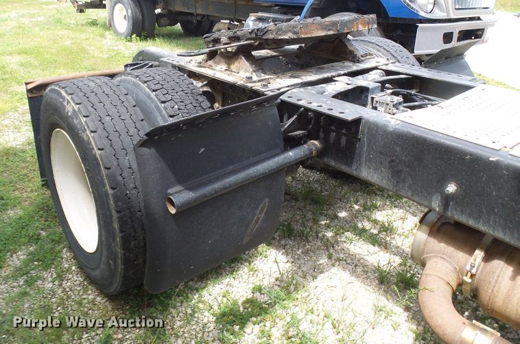 image for item DG1978 2009 International DuraStar 4400  semi truck