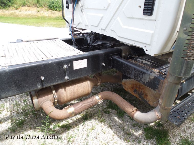 image for item DG1978 2009 International DuraStar 4400  semi truck