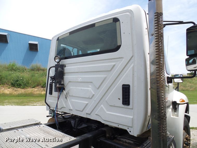 image for item DG1978 2009 International DuraStar 4400  semi truck