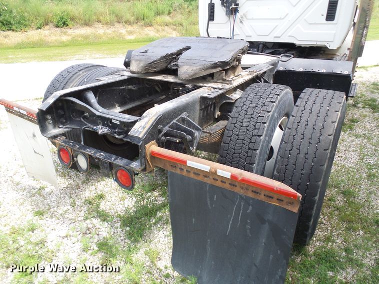 image for item DG1978 2009 International DuraStar 4400  semi truck