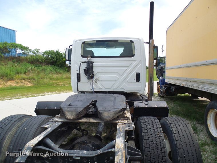 image for item DG1978 2009 International DuraStar 4400  semi truck