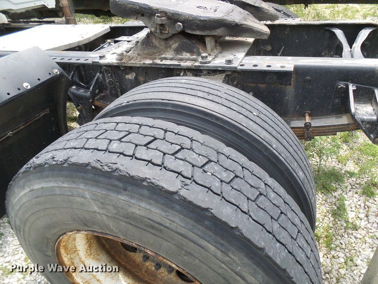 image for item DG1978 2009 International DuraStar 4400  semi truck