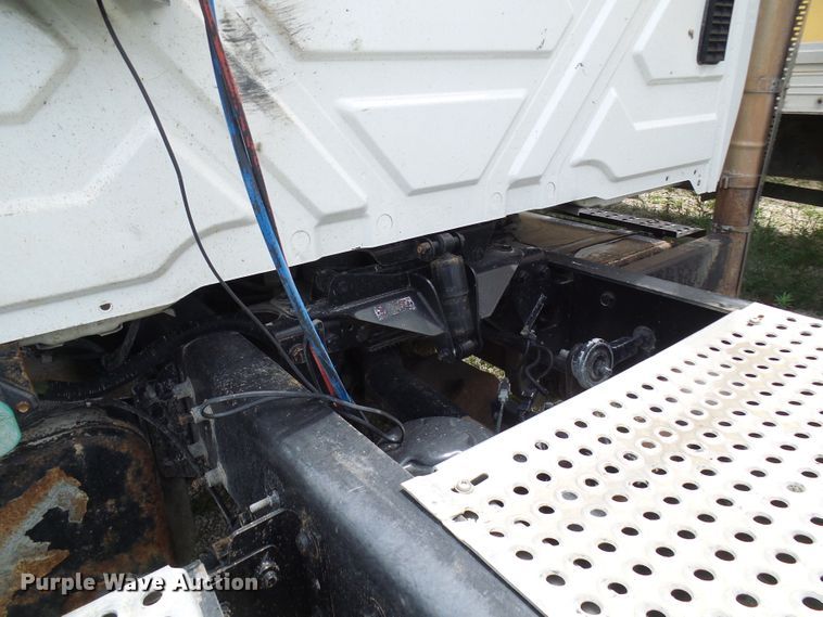 image for item DG1978 2009 International DuraStar 4400  semi truck