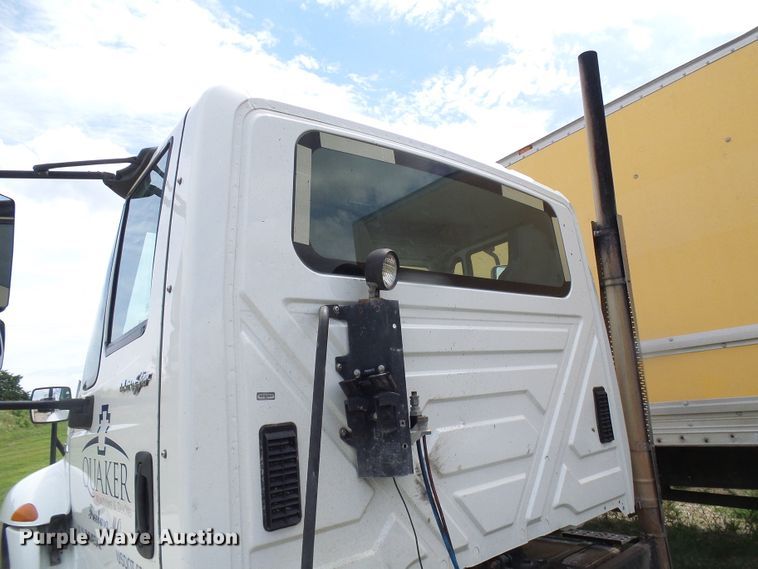 image for item DG1978 2009 International DuraStar 4400  semi truck