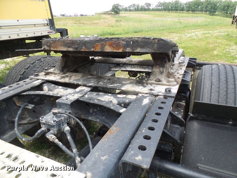 image for item DG1978 2009 International DuraStar 4400  semi truck