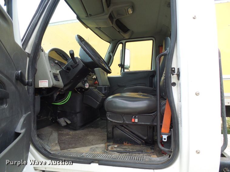 image for item DG1978 2009 International DuraStar 4400  semi truck