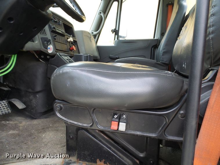 image for item DG1978 2009 International DuraStar 4400  semi truck