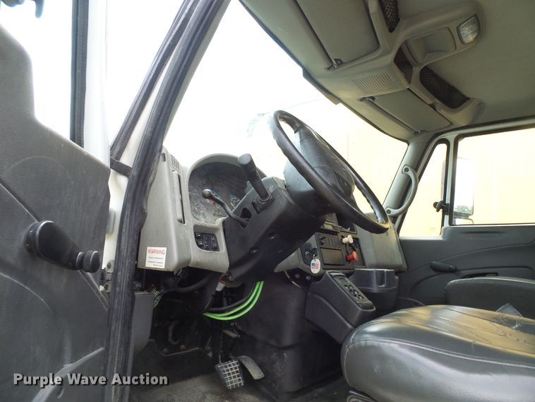 image for item DG1978 2009 International DuraStar 4400  semi truck