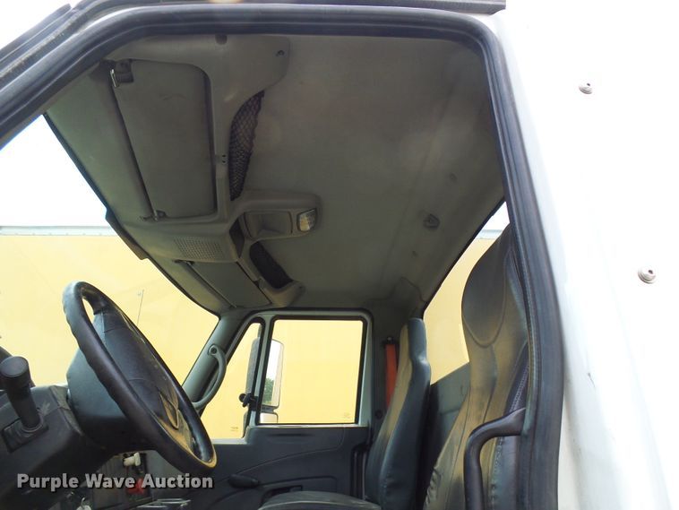 image for item DG1978 2009 International DuraStar 4400  semi truck