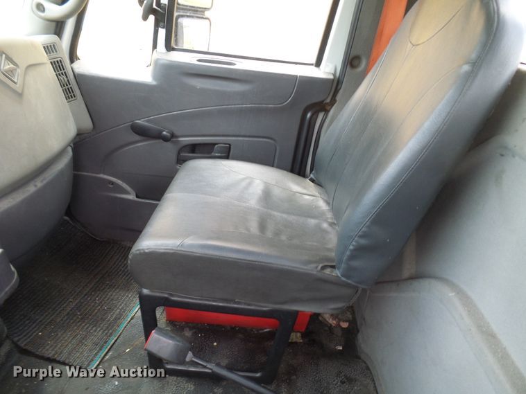 image for item DG1978 2009 International DuraStar 4400  semi truck