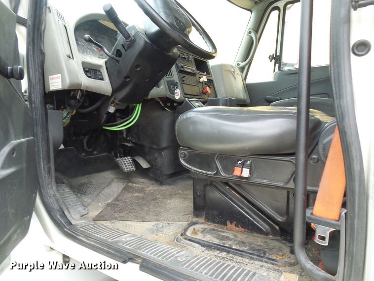 image for item DG1978 2009 International DuraStar 4400  semi truck