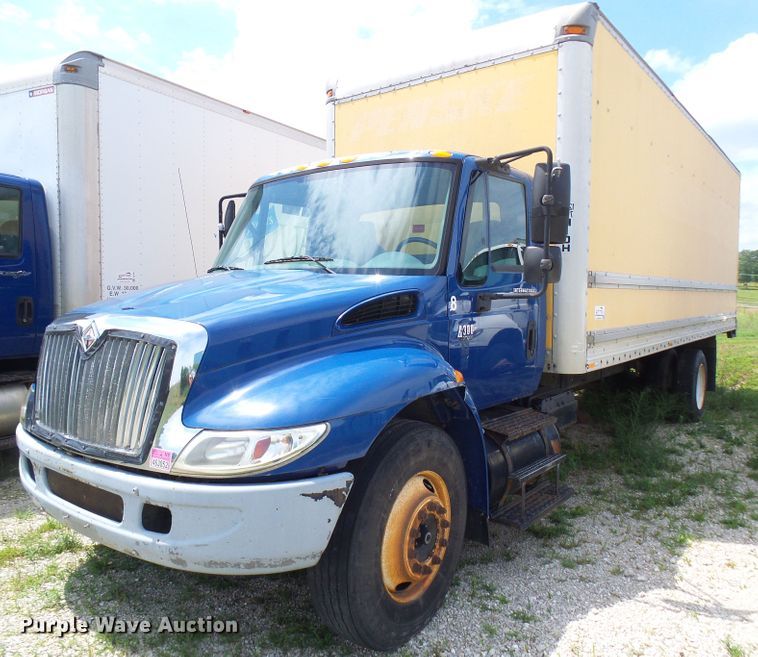 image for item DG1979 2002 International 4300  box truck