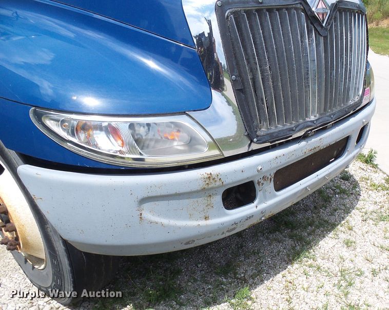 image for item DG1979 2002 International 4300  box truck