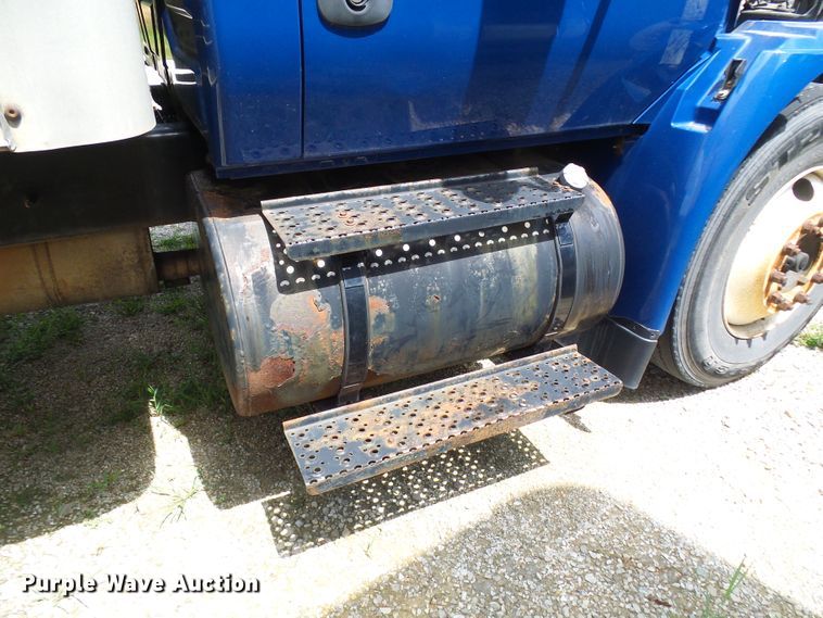 image for item DG1979 2002 International 4300  box truck