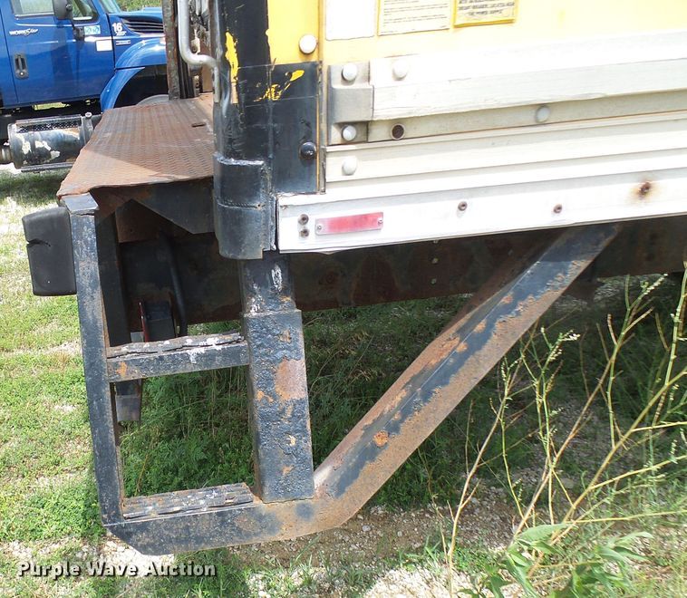 image for item DG1979 2002 International 4300  box truck