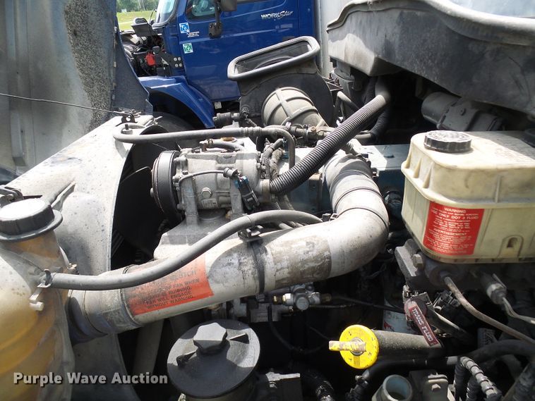 image for item DG1979 2002 International 4300  box truck