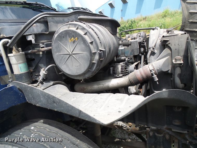 image for item DG1979 2002 International 4300  box truck